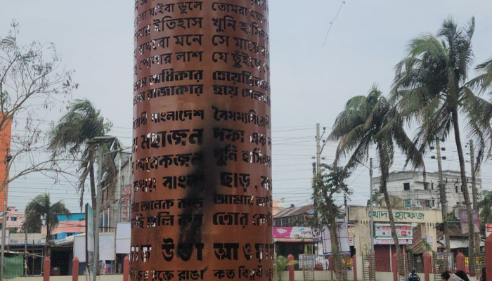 শরীয়তপুরে জুলাই স্মৃতিস্তম্ভে অগ্নিসংযোগ, স্থানীয় সমাজে ক্ষোভ