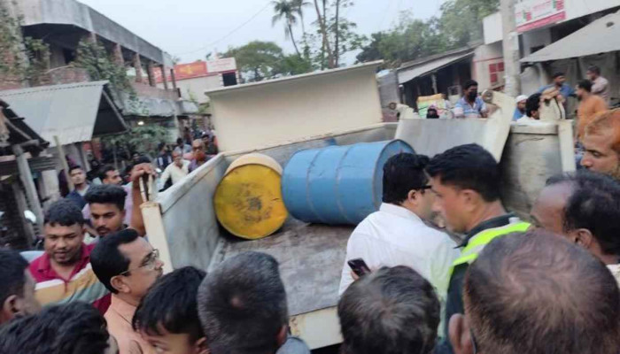 মণিরামপুরে গুদাম থেকে ৭০০ লিটার জ্বালানি তেল জব্দ, ব্যবসায়ী পলাতক