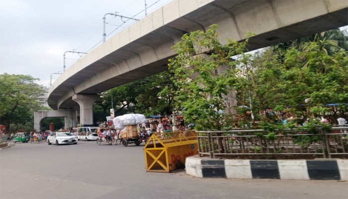 যান্ত্রিক ঢাকার টানে ফিরছে মানুষ: দীর্ঘ ছুটি শেষে কাল থেকে চিরচেনা রূপে ফিরবে রাজধানী