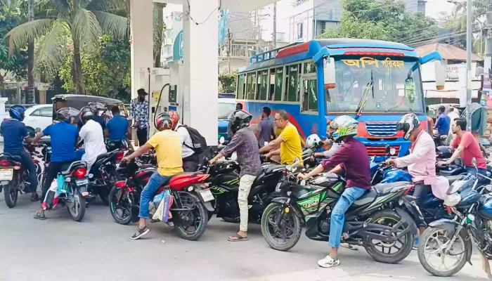 বরিশালে জ্বালানি তেলের তীব্র সংকট: ডিপো থেকে সরবরাহ অর্ধেকে নামায় ভোগান্তিতে গ্রাহক