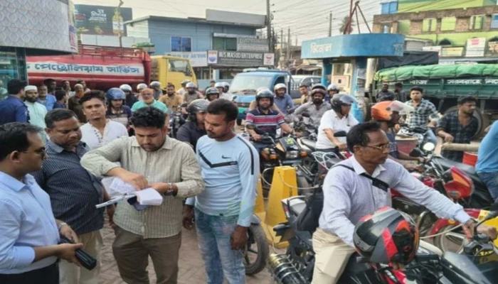 মজুত থাকতেও তেল সরবরাহ বন্ধ, পেট্রোল পাম্পকে জরিমানা