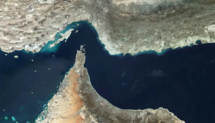 ইরানের ‘তেল’ দখলের ঘোষণা ট্রাম্পের: হরমুজ প্রণালিতে যুদ্ধের মেঘ, রণপ্রস্তুতিতে দুই পক্ষ