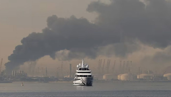 দুবাই বন্দরে কুয়েতি তেলের ট্যাংকারে ইরানের হামলা, আগুনে ক্ষতিগ্রস্ত ‘আল-সালমি’