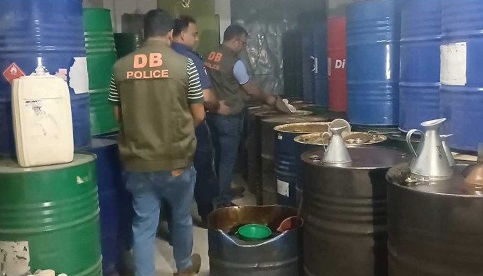 শিবচরে তালা ভেঙে তেল জব্দ, খোলাবাজারে বিক্রি