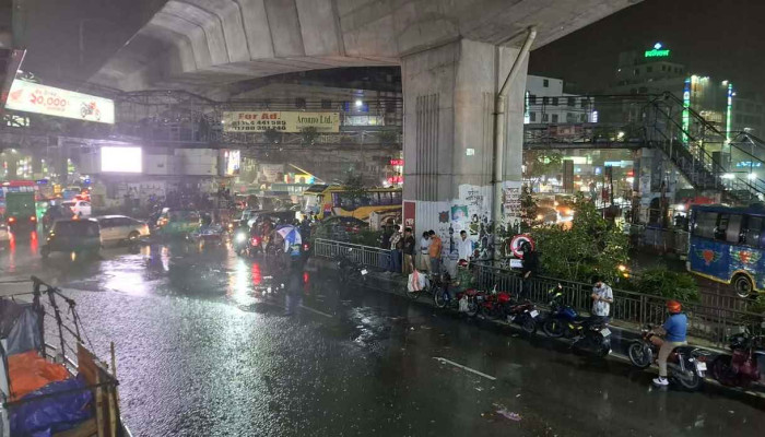 ঢাকায় কালবৈশাখী ঝড়: শিলা ও বজ্রসহ ভারী বৃষ্টিতে জনজীবনে দুর্ভোগ