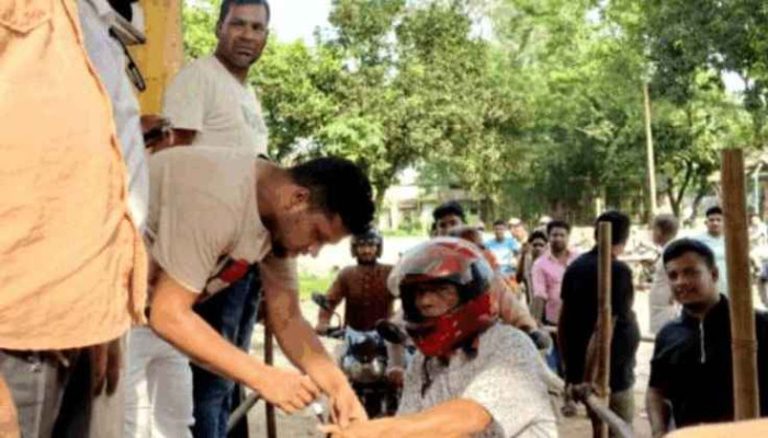 রংপুরে জ্বালানি সংকটে নতুন ব্যবস্থা: আঙুলে কালি দিয়ে দেওয়া হচ্ছে তেল