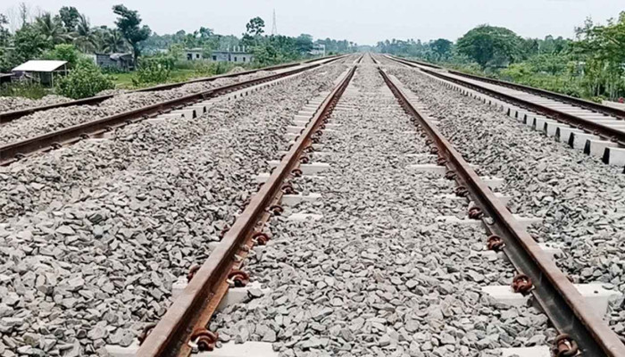 গাজীপুরে রেললাইন পার হতে গিয়ে ট্রেনে কাটা পড়ে অজ্ঞাত নারীর মৃত্যু