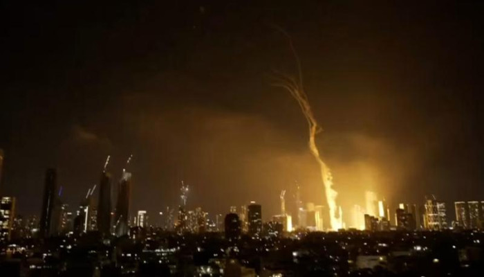 পাল্টা আঘাতে জ্বলছে ইসরায়েলি স্থাপনা: ট্রাম্পের হুমকির মুখে যুদ্ধের নতুন মোড়ে মধ্যপ্রাচ্য