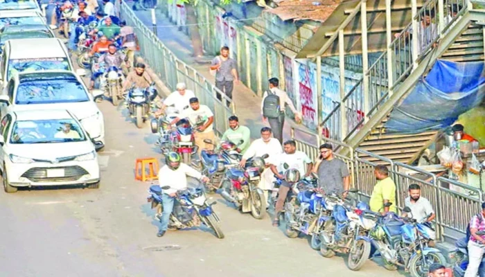 দেশে পেট্রোল-অকটেন সংকট: উৎপাদন থাকলেও কেন মিলছে না জ্বালানি?