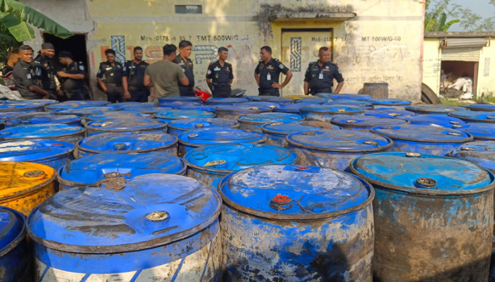 সারাদেশে র‌্যাবের বড় অভিযান: দেড় লক্ষাধিক লিটার সয়াবিন তেল উদ্ধার, জরিমানা