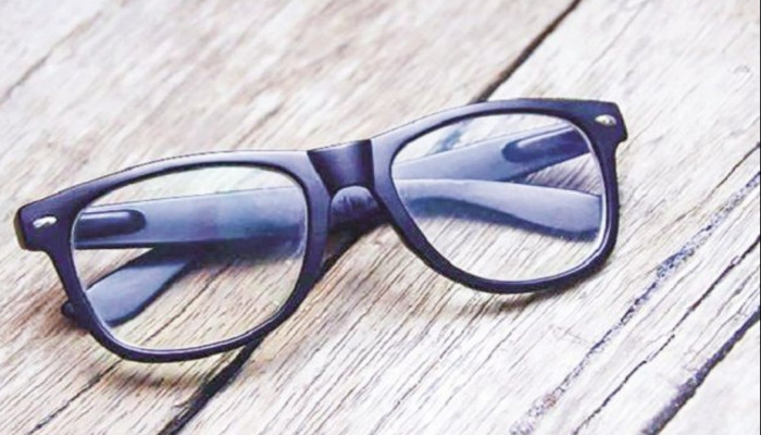 চোখের সুস্থতার জন্য স্ক্রিনটাইম নিয়ন্ত্রণ জরুরি: দীর্ঘ সময় মোবাইল ব্যবহারে বাড়ছে ঝুঁকি