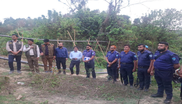 মিরসরাইয়ে অবৈধ বালু উত্তোলনে অভিযান, শ্যালো মেশিন ও পাইপ বিনষ্ট