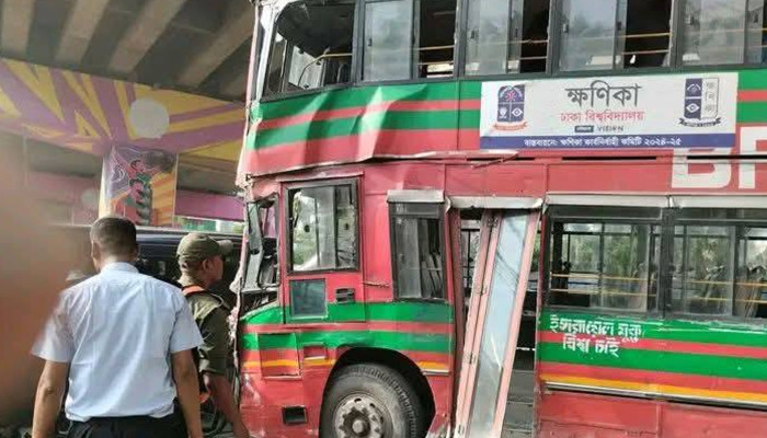 এফডিসি মোড়ে ঢাবি শিক্ষার্থীদের বাস দুর্ঘটনা, আহত অন্তত ৮