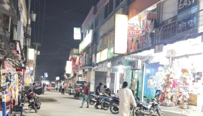 মনোহরদীতে মানা হচ্ছে না সরকারি নির্দেশনা: রাত ৯টার পরও খোলা দোকানপাট