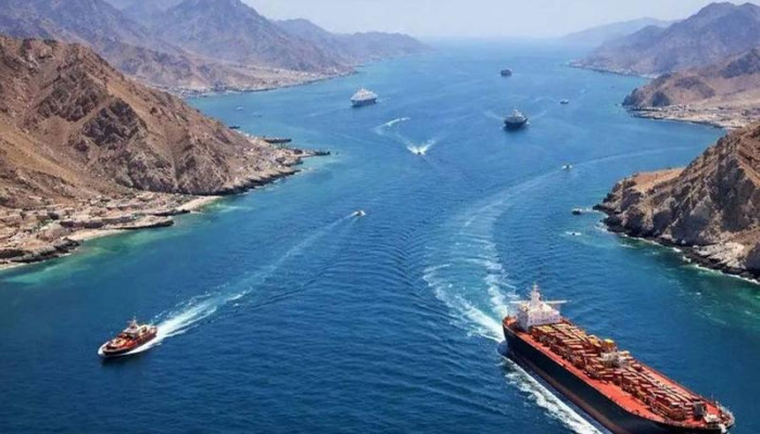 হরমুজ প্রণালি উন্মুক্ত হলেও ঝুঁকি নিতে নারাজ শিপিং কোম্পানিগুলো