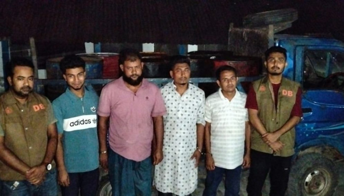 নোয়াখালীতে অবৈধভাবে মজুত ১৪০০ লিটার ডিজেল জব্দ, আটক ৪