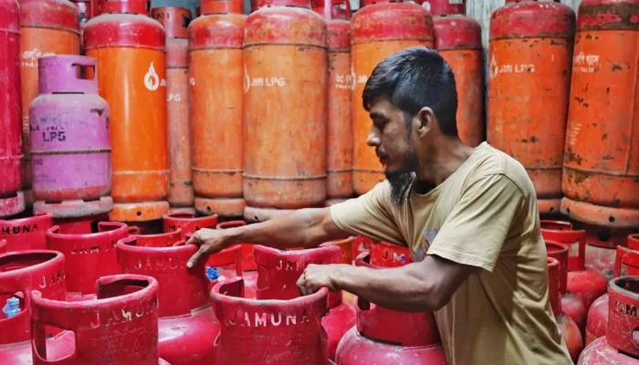 এলপিজি গ্যাসের দামে বড় লাফ: ১৮ দিনে ১২ কেজির সিলিন্ডারে বাড়ল ৫৯৯ টাকা