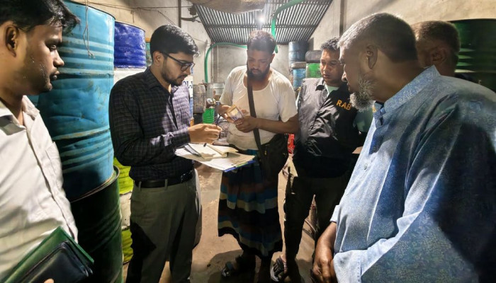 জয়পুরহাটে র‍্যাবের অভিযানে ১০৬ লিটার পেট্রোল জব্দ, জরিমানা দুই ব্যবসায়ী