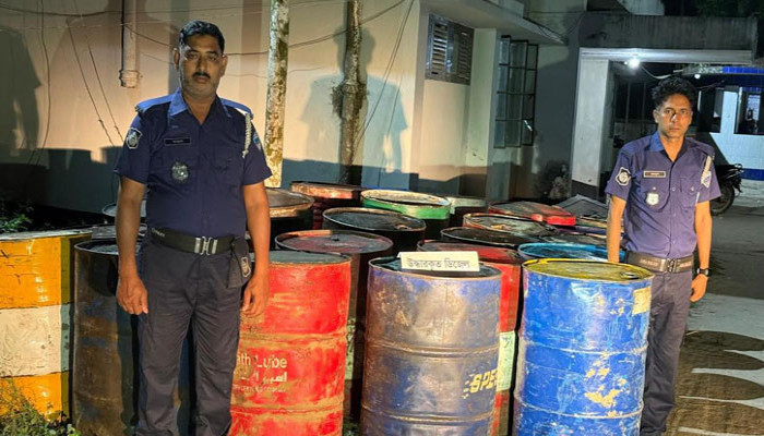 তিন জেলায় প্রশাসনের হানা: বিপুল পরিমাণ ভোজ্য ও জ্বালানি তেল জব্দ