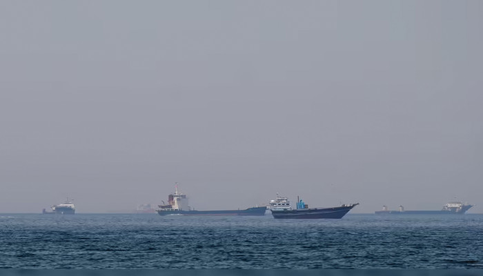 মার্কিন অবরোধ শিথিলের ইঙ্গিতে শান্তি আলোচনায় ফিরতে পারে ইরান