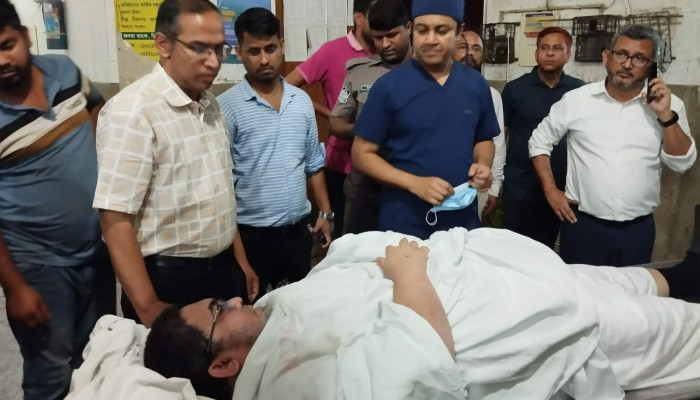 রাজধানীতে ছুরিকাঘাতে আহত ক্যান্সার হাসপাতালের উপ-পরিচালক, ঢামেকে ভর্তি
