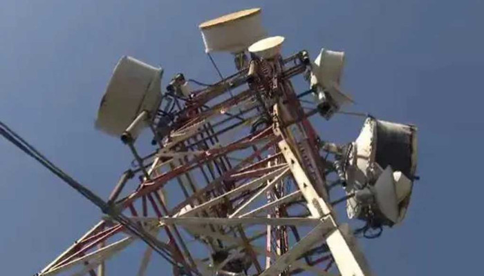 মোবাইল নেটওয়ার্ক সচল রাখতে বিটিআরসির জরুরি বৈঠক: সংকটে টেলিযোগাযোগ