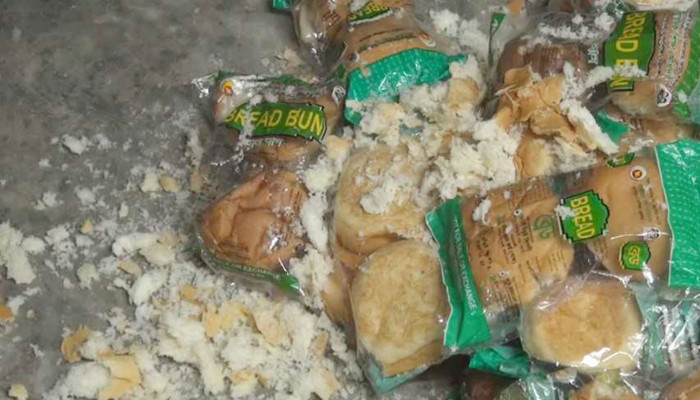 চাঁপাইনবাবগঞ্জে নিম্নমানের পাউরুটি: ২০ শিক্ষার্থী অসুস্থ, সরবরাহকারীকে জরিমানা