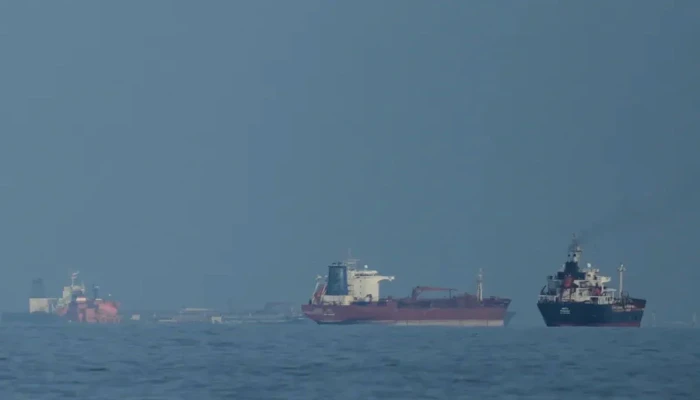 হরমুজ প্রণালিতে উত্তেজনা : তেলের দাম ১০৬ ডলারের ওপরে