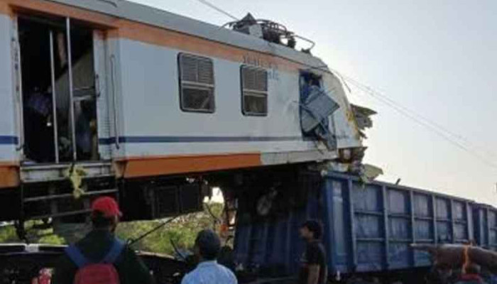 জাকার্তার কাছে ট্রেন সংঘর্ষে নিহত ১৪, ধ্বংসস্তূপে আটকে আরও যাত্রী