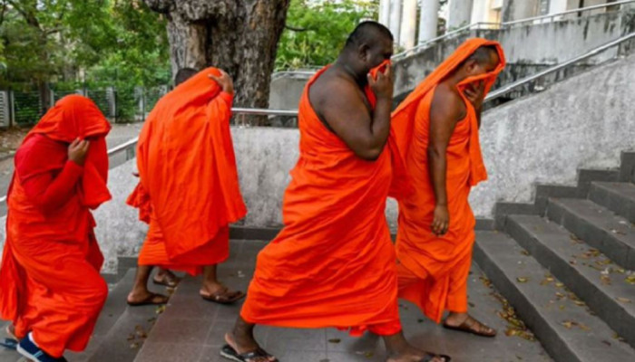 কলম্বো বিমানবন্দরে ১১০ কেজি গাঁজাসহ ২২ বৌদ্ধ ভিক্ষু গ্রেপ্তার