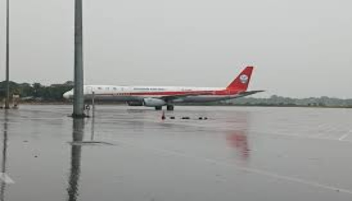 বৈরী আবহাওয়ায় কয়েকটি ফ্লাইট ডাইভার্ট ও বাতিল