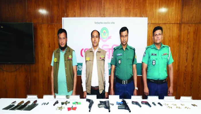বায়েজিদ-হাটহাজারী থেকে তিন অস্ত্র ব্যবসায়ীসহ গ্রেপ্তার ৪