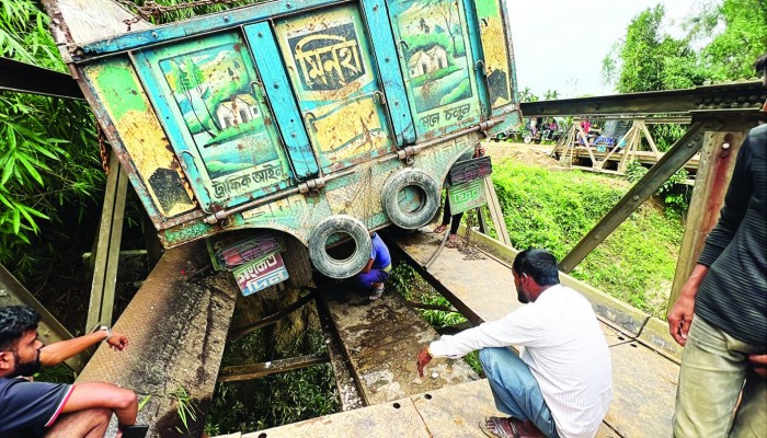 নড়বড়ে সেতুতে ভারী ট্রাক,যোগাযোগ বিচ্ছিন্ন লংগদু