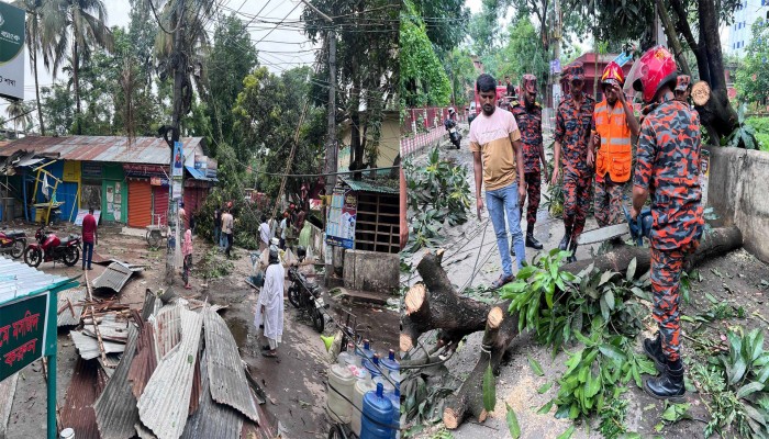 বাগেরহাটে আকস্মিক ঝড়ে ব্যাপক ক্ষতি, শতাধিক বাড়িঘর ও ব্যবসা প্রতিষ্ঠান ক্ষতিগ্রস্ত