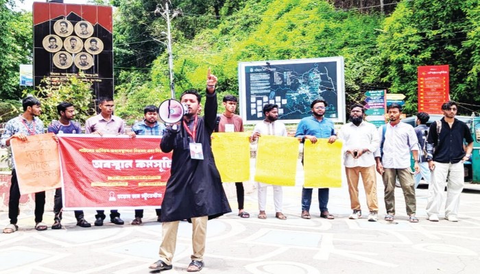 চট্টগ্রামের সঙ্গে সারাদেশের রেল যোগাযোগ বন্ধের হুঁশিয়ারি চবি শিক্ষার্থীদের