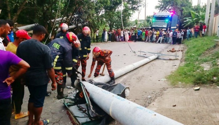 বিদ্যুতের খুঁটি ভেঙে অটোরিকশায় পড়ে শিক্ষিকা নিহত