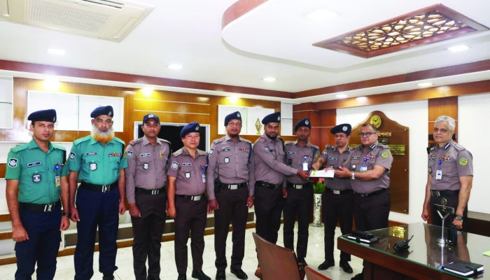হারানো এডমিট কার্ড ফিরিয়ে পরীক্ষার্থীর মুখে হাসি