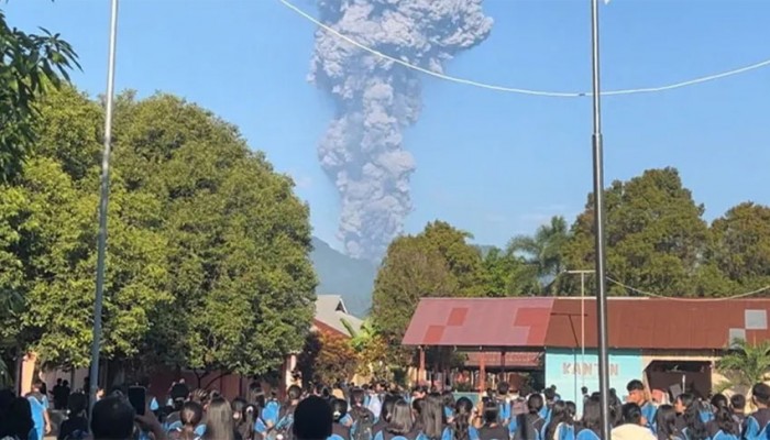 ইন্দোনেশিয়ার মাউন্ট ডুকোনো আগ্নেয়গিরির অগ্ন্যুৎপাত: ৩ জনের মৃত্যু, নিখোঁজদের সন্ধানে অভিযান