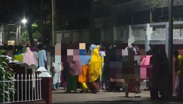 মধ্যরাতে উত্তাল ইডেন কলেজ: ছাত্ররাজনীতি নিষিদ্ধের দাবিতে ছাত্রীদের বিক্ষোভ