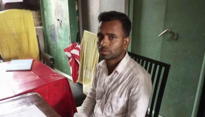 নেত্রকোনায় স্কুলছাত্রকে বরফ ভর্তি বোতল দিয়ে আঘাতের অভিযোগ, শিক্ষক গ্রেফতার