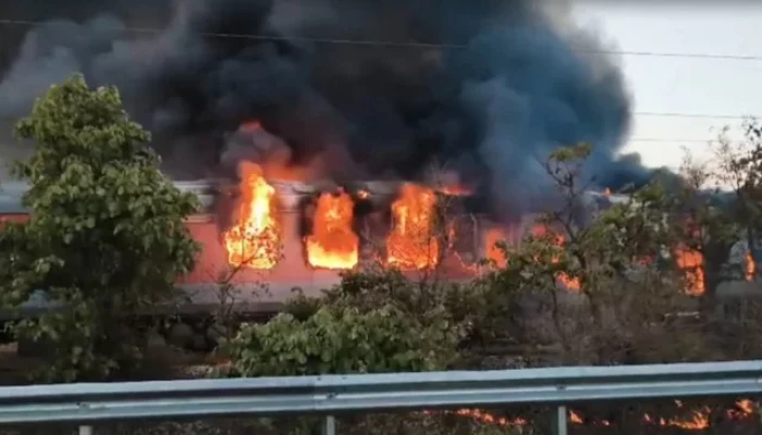 ভারতে চলন্ত রাজধানী এক্সপ্রেসে ভয়াবহ আগুন, অল্পের জন্য রক্ষা পেলেন ৬৮ যাত্রী