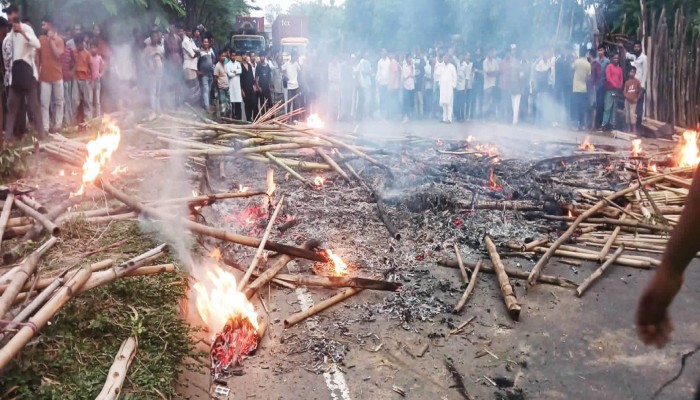 সীতাকুণ্ডে মহাসড়কে আগুন দিয়ে ২ ঘণ্টা ব্যারিকেড, ৩৫ কিলোমিটার যানজট