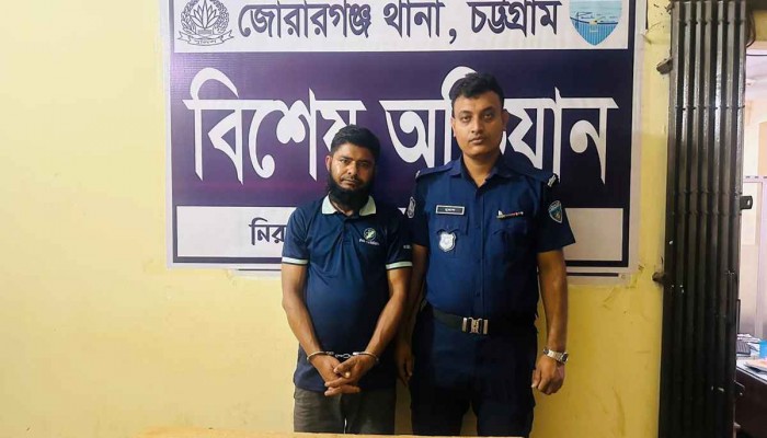 চট্টগ্রাম-ঢাকা মহাসড়কে বাসে ইয়াবা পাচারের সময় যুবক আটক