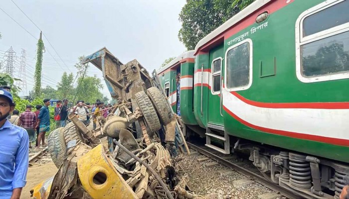 দেড় ঘণ্টা পর স্বাভাবিক চট্টগ্রামের রেল যোগাযোগ, পিকআপের সঙ্গে ট্রেনের সংঘর্ষ