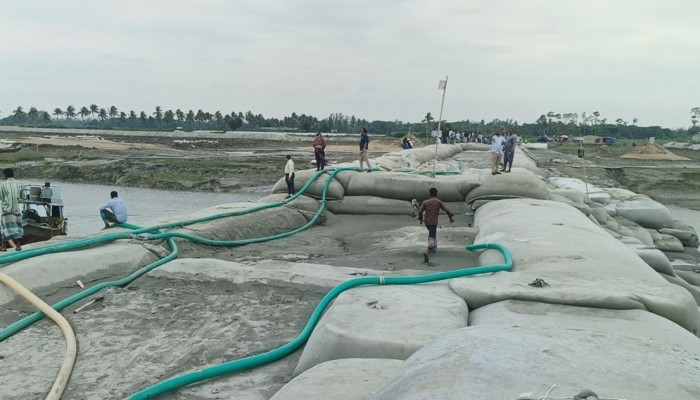 নোয়াখালীর বামনী নদীতে ক্লোজার বাঁধের মূল কাঠামো দাঁড়ালো, উপকৃত হবেন ৯ লাখ মানুষ