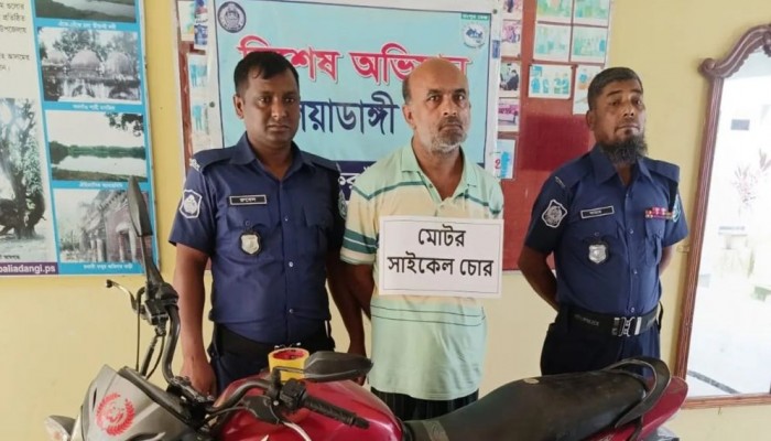 মোটরসাইকেল উদ্ধারের নামে বিএনপি নেতার কাছ থেকে টাকা হাতিয়ে নিলেন আ.লীগ নেতা