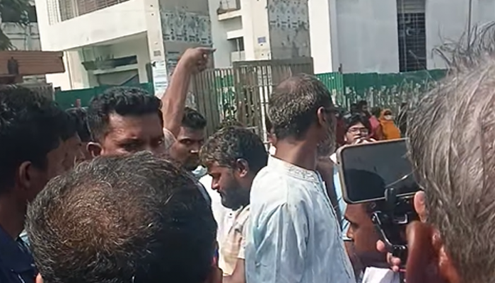রংপুর মেডিকেলে রোগীর মৃত্যুকে কেন্দ্র করে চিকিৎসক-স্বজন সংঘর্ষ: জরুরি সেবা বন্ধ, মহাসড়ক অবরোধ!