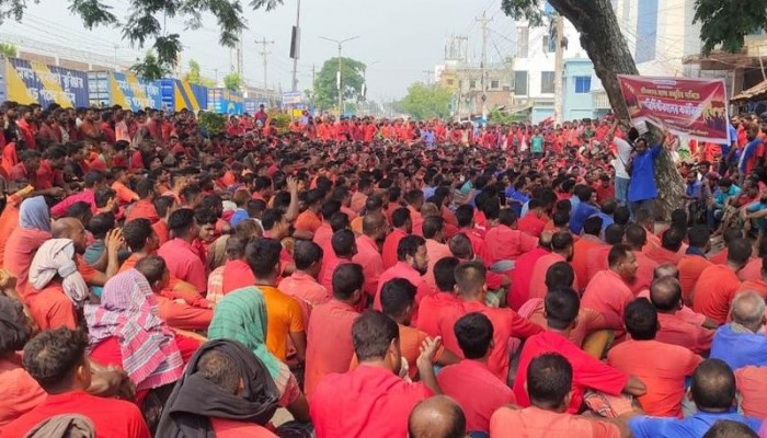 ১৪ বছর ধরে মজুরি ১৮ টাকা, ক্রেন সংকটে ভোর পর্যন্ত খাটুনি! বেনাপোল বন্দরে হ্যান্ডলিং শ্রমিকদের অনির্দিষ্টকালের ধর্মঘট