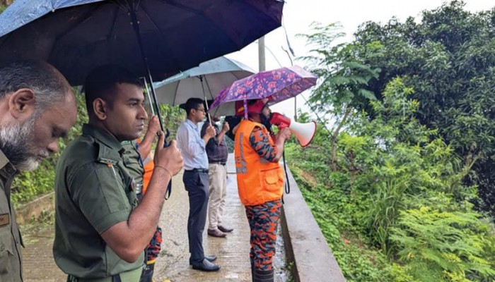 ভারী বর্ষণে পাহাড় ধসের শঙ্কা: রাঙামাটিতে ঝুঁকিপূর্ণ পাদদেশের বাসিন্দাদের সরাতে প্রশাসন ও ফায়ার সার্ভিসের যৌথ মাইকিং