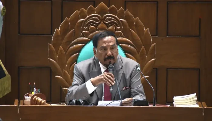 সংসদে মাথা ঝুঁকিয়ে সম্মান জানানোর প্রথা আনুষ্ঠানিকভাবে বাতিল ঘোষণা